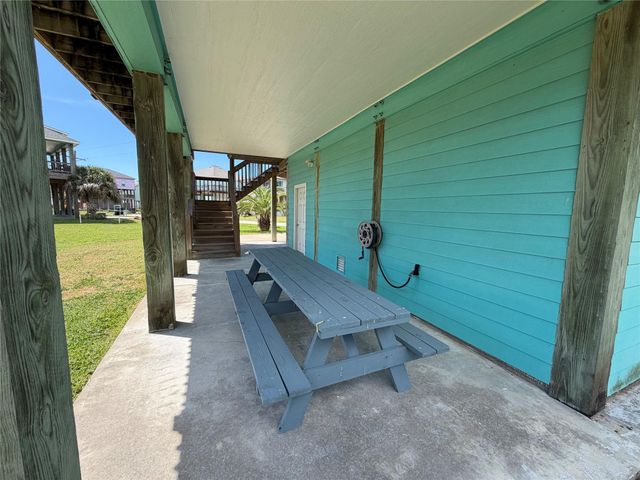 980 S Stingaree Drive, Crystal Beach, TX 77650