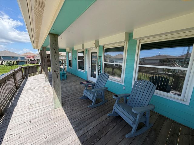 980 S Stingaree Drive, Crystal Beach, TX 77650