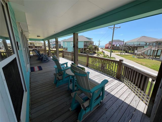 980 S Stingaree Drive, Crystal Beach, TX 77650