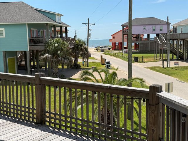 980 S Stingaree Drive, Crystal Beach, TX 77650