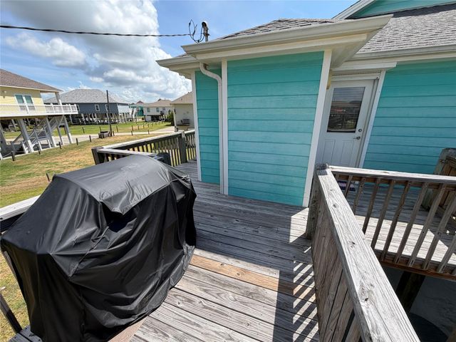 980 S Stingaree Drive, Crystal Beach, TX 77650