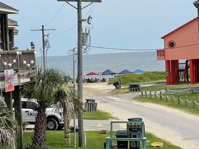 980 S Stingaree Drive, Crystal Beach, TX 77650