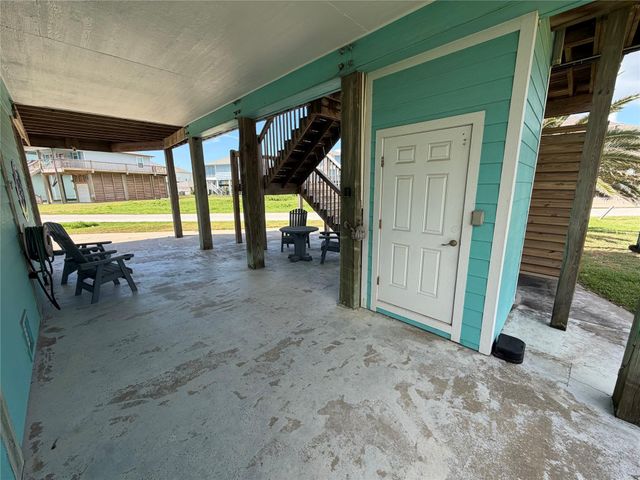 980 S Stingaree Drive, Crystal Beach, TX 77650