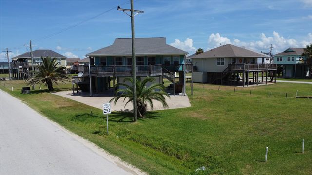 980 S Stingaree Drive, Crystal Beach, TX 77650