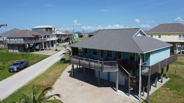 980 S Stingaree Drive, Crystal Beach, TX 77650