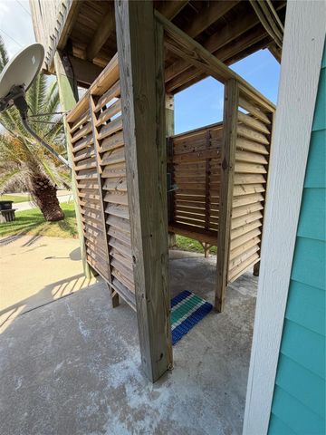 980 S Stingaree Drive, Crystal Beach, TX 77650