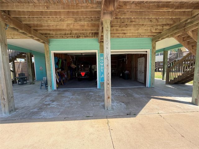 980 S Stingaree Drive, Crystal Beach, TX 77650