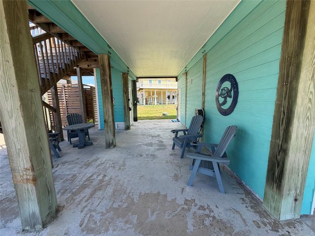980 S Stingaree Drive, Crystal Beach, TX 77650