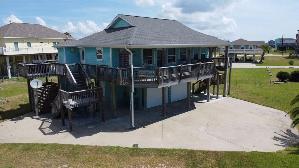 980 S Stingaree Drive, Crystal Beach, TX 77650
