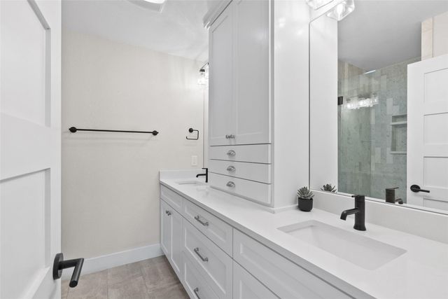 19426 Fisher LN, Spicewood, TX 78669