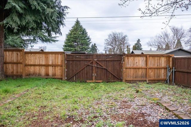 651 20th St NE, Salem, OR 97301