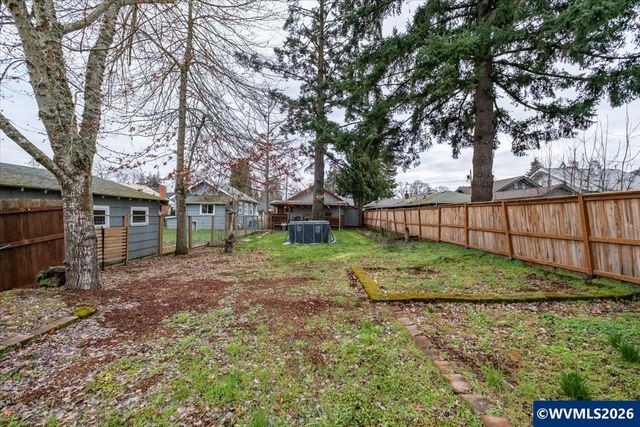 651 20th St NE, Salem, OR 97301