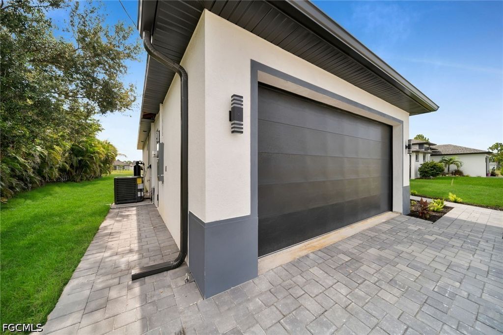 Image 4 of property listing at 2839 El Dorado BLVD N, Cape Coral, FL 33993