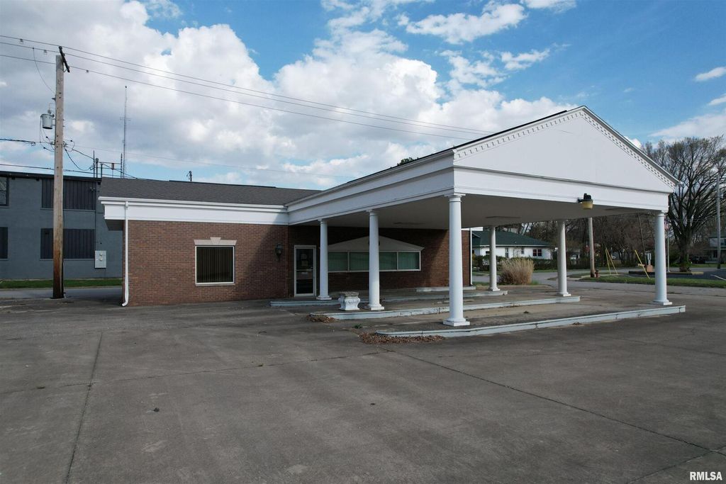 Image 1 of property listing at 300 W CHURCH Street, Salem, IL 62881