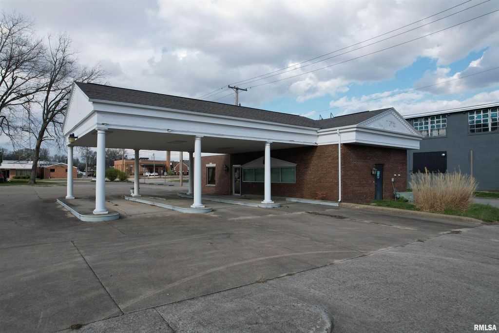 Image 2 of property listing at 300 W CHURCH Street, Salem, IL 62881