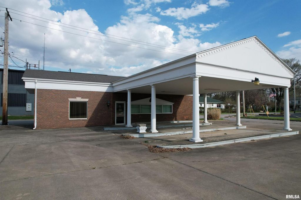 Image 14 of property listing at 300 W CHURCH Street, Salem, IL 62881