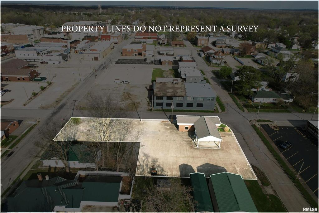 Image 5 of property listing at 300 W CHURCH Street, Salem, IL 62881