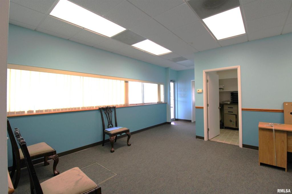 Image 6 of property listing at 300 W CHURCH Street, Salem, IL 62881