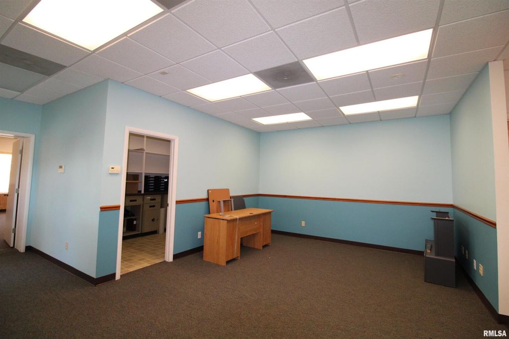 Image 7 of property listing at 300 W CHURCH Street, Salem, IL 62881