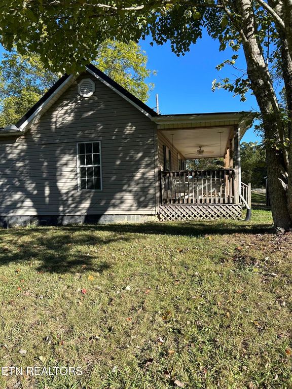 647 Coolidge Rd, Lafollette, TN 37766