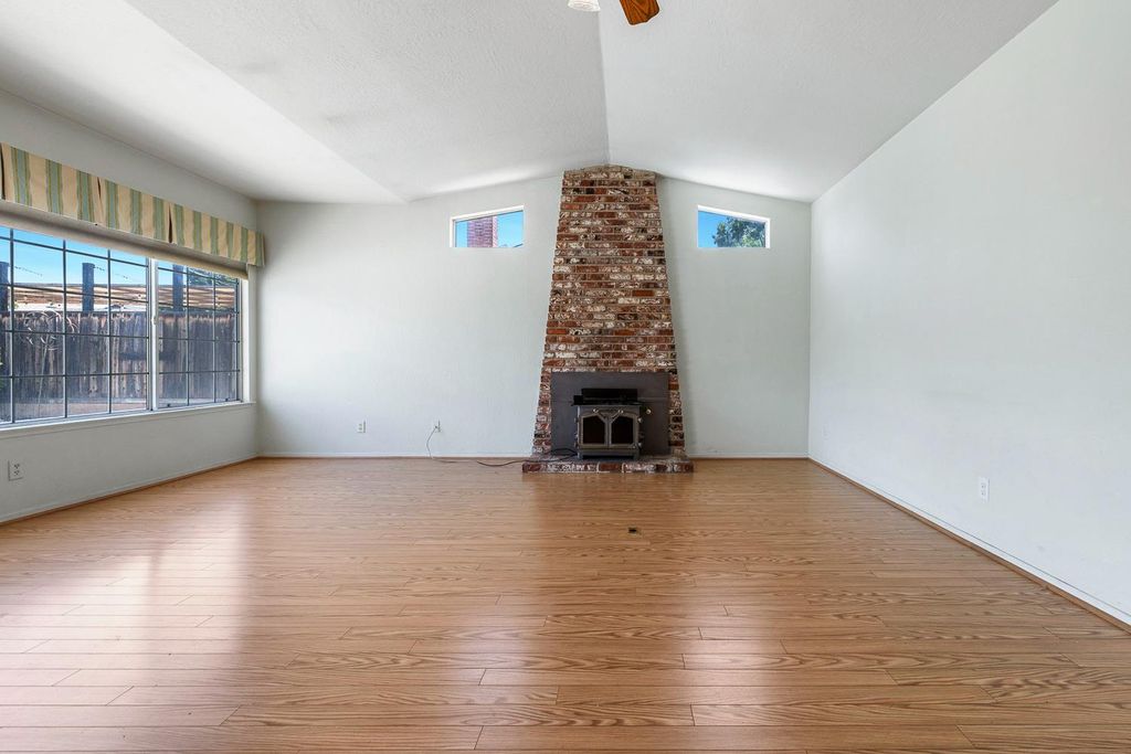Image 12 of property listing at 1461 Rall Avenue, Clovis, CA 93611