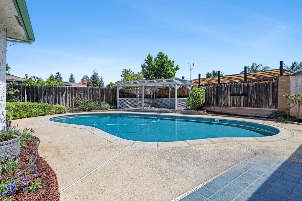 Image 33 of property listing at 1461 Rall Avenue, Clovis, CA 93611