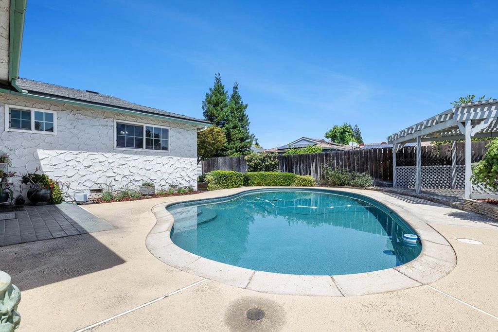 Image 34 of property listing at 1461 Rall Avenue, Clovis, CA 93611