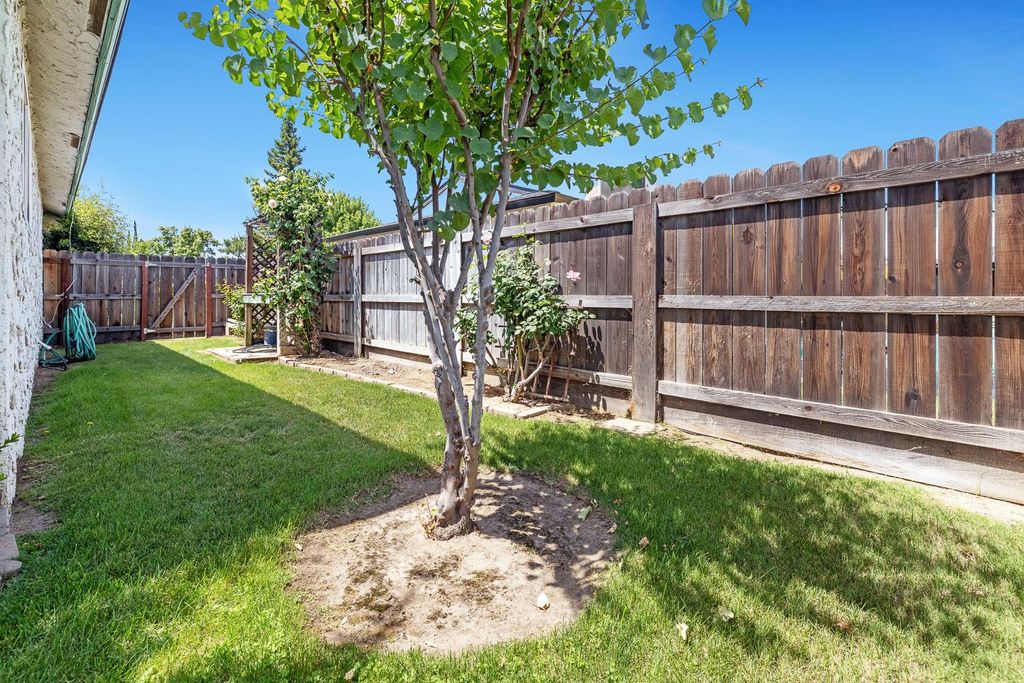 Image 38 of property listing at 1461 Rall Avenue, Clovis, CA 93611