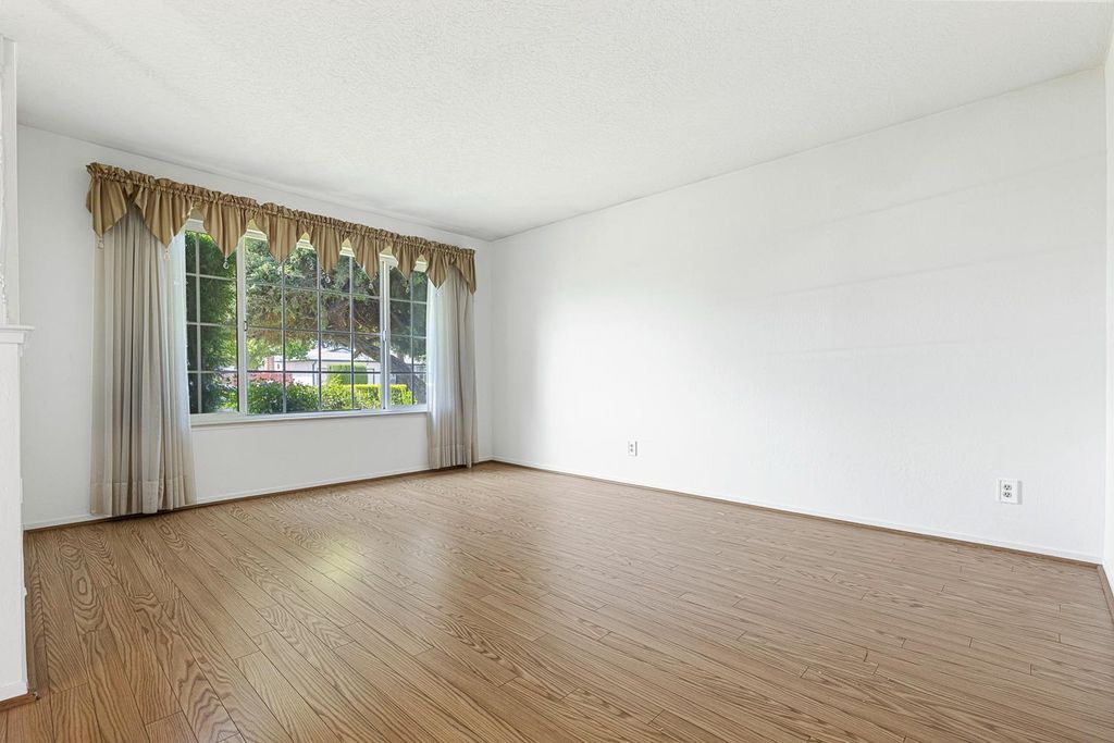 Image 5 of property listing at 1461 Rall Avenue, Clovis, CA 93611