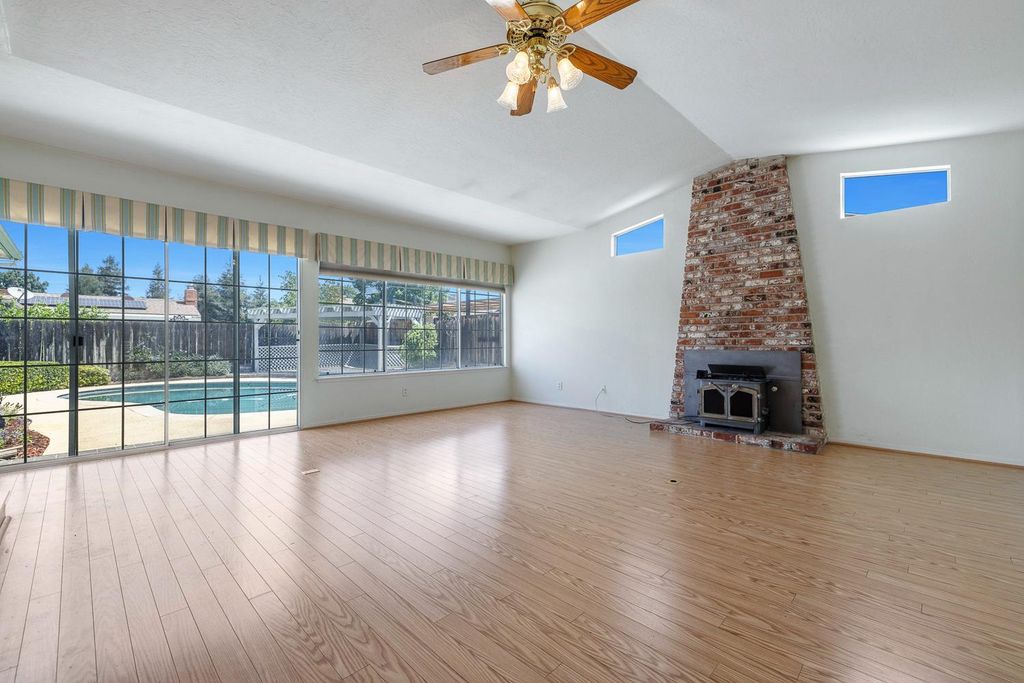 Image 7 of property listing at 1461 Rall Avenue, Clovis, CA 93611