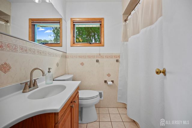16 Venus Road, South Amboy, NJ 08879