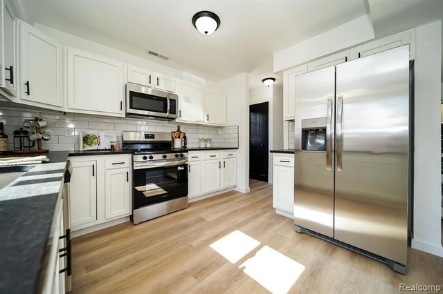 19327 Hardy Street, Livonia, MI 48152