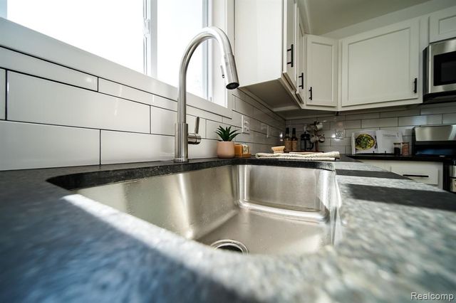 19327 Hardy Street, Livonia, MI 48152