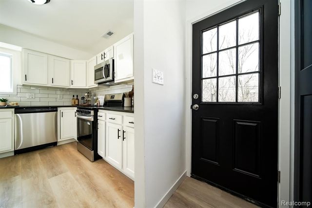 19327 Hardy Street, Livonia, MI 48152