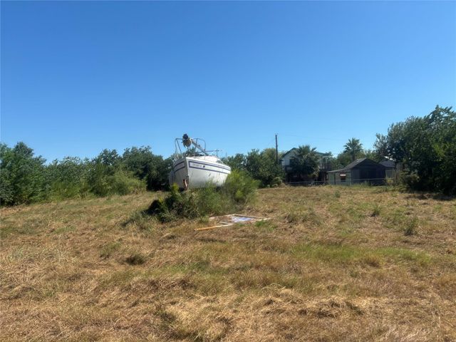 2250 Avenue L, San Leon, TX 77539