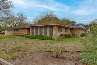 701 Herder Ave, Schulenburg, TX 78956