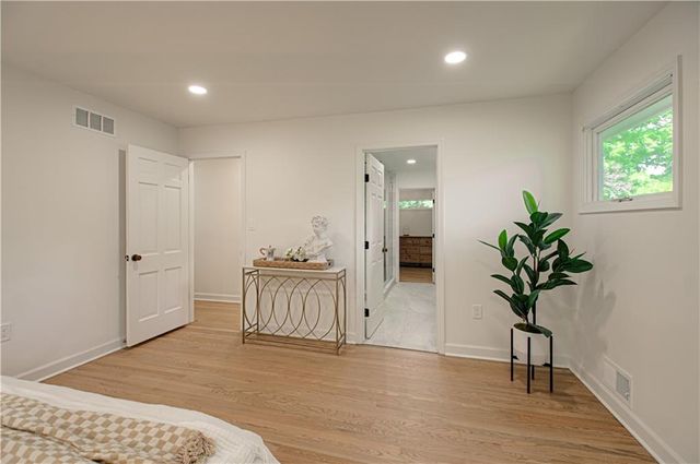 9827 Delmar Lane, Overland Park, KS 66207