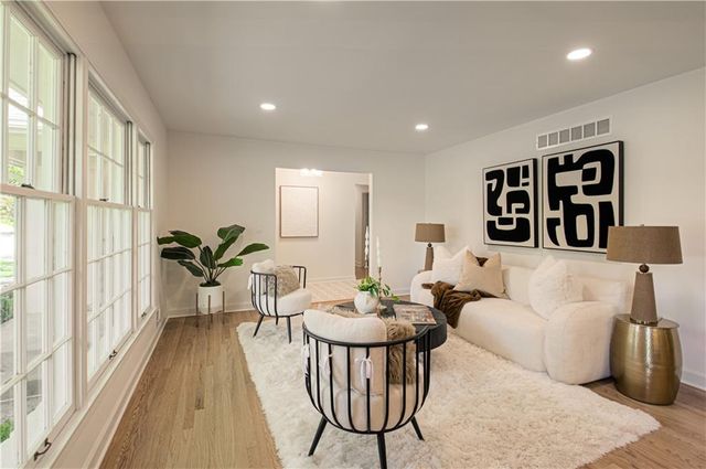 9827 Delmar Lane, Overland Park, KS 66207
