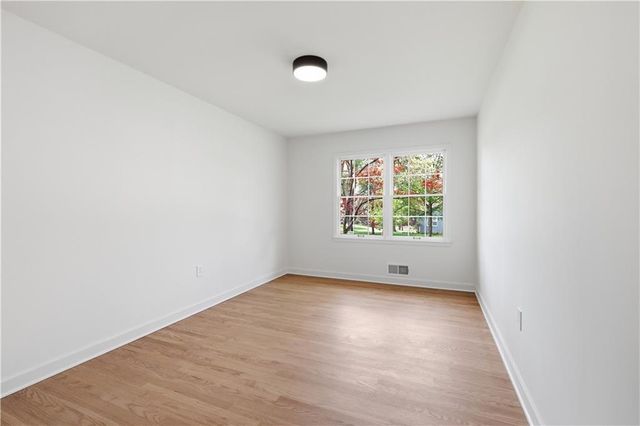 9827 Delmar Lane, Overland Park, KS 66207