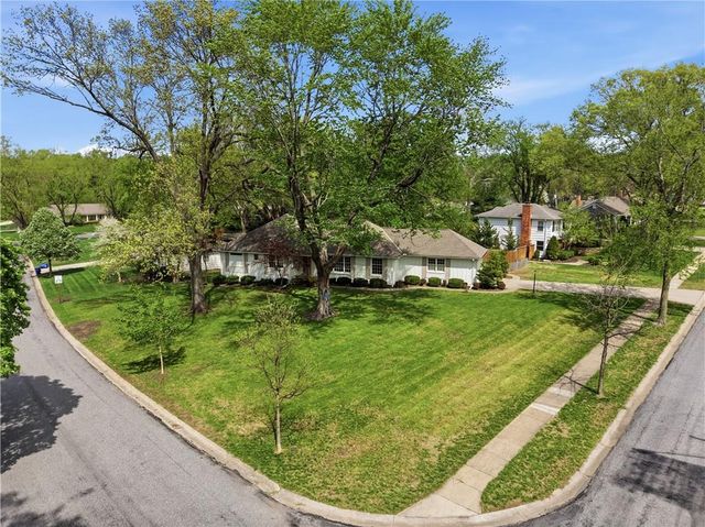 9827 Delmar Lane, Overland Park, KS 66207