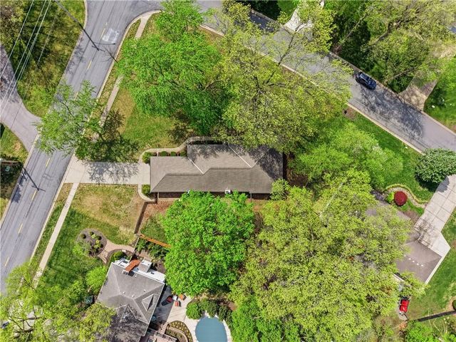 9827 Delmar Lane, Overland Park, KS 66207