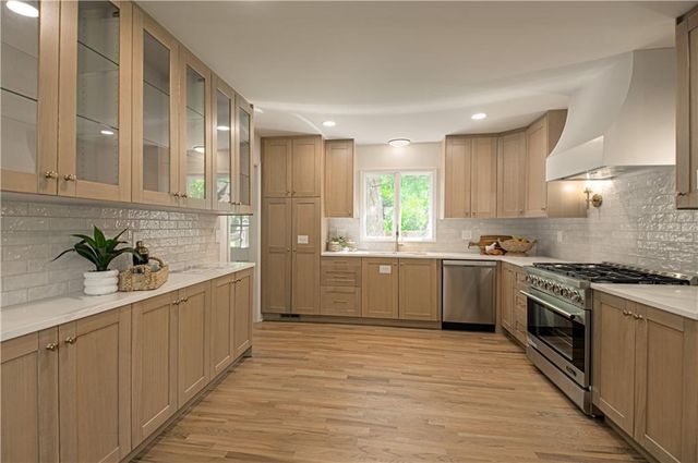9827 Delmar Lane, Overland Park, KS 66207