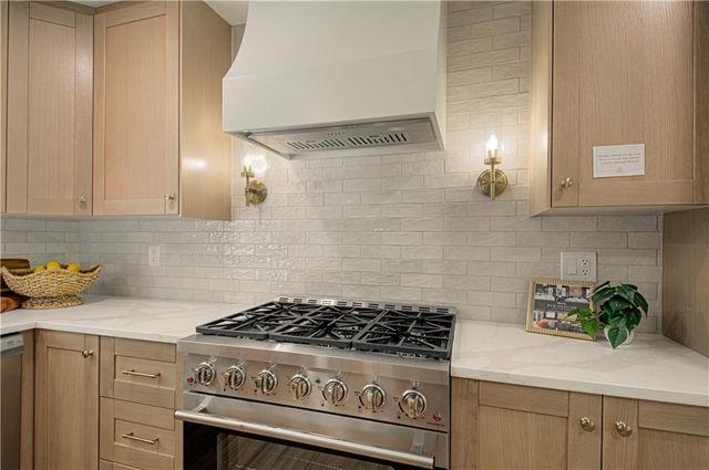 9827 Delmar Lane, Overland Park, KS 66207