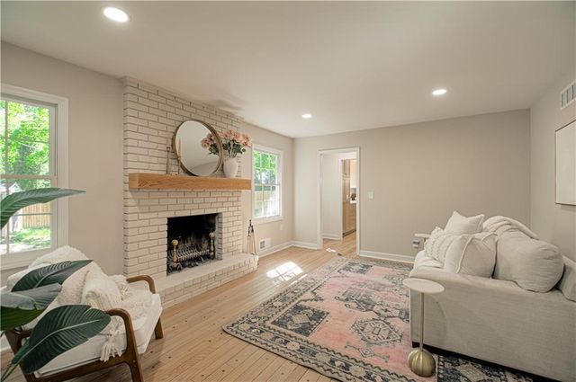 9827 Delmar Lane, Overland Park, KS 66207