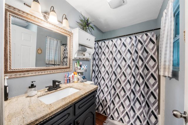 7010 Carter Avenue, Hitchcock, TX 77563