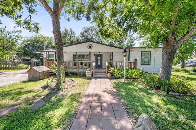 7010 Carter Avenue, Hitchcock, TX 77563