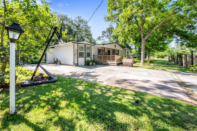7010 Carter Avenue, Hitchcock, TX 77563