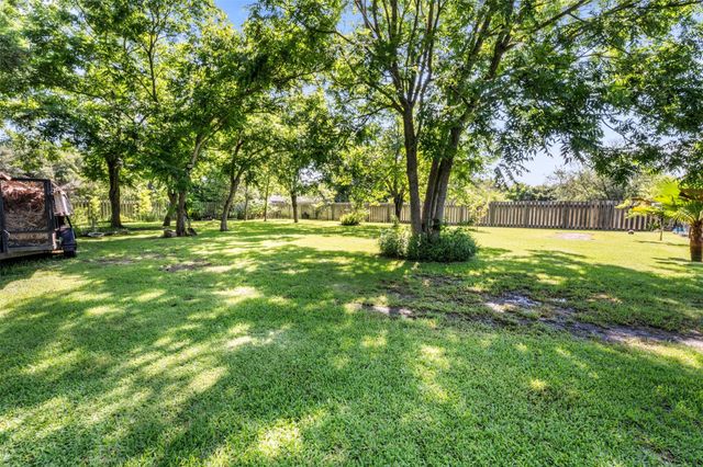 7010 Carter Avenue, Hitchcock, TX 77563