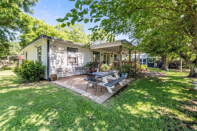 7010 Carter Avenue, Hitchcock, TX 77563