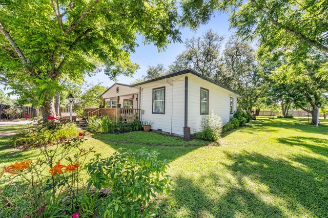 7010 Carter Avenue, Hitchcock, TX 77563